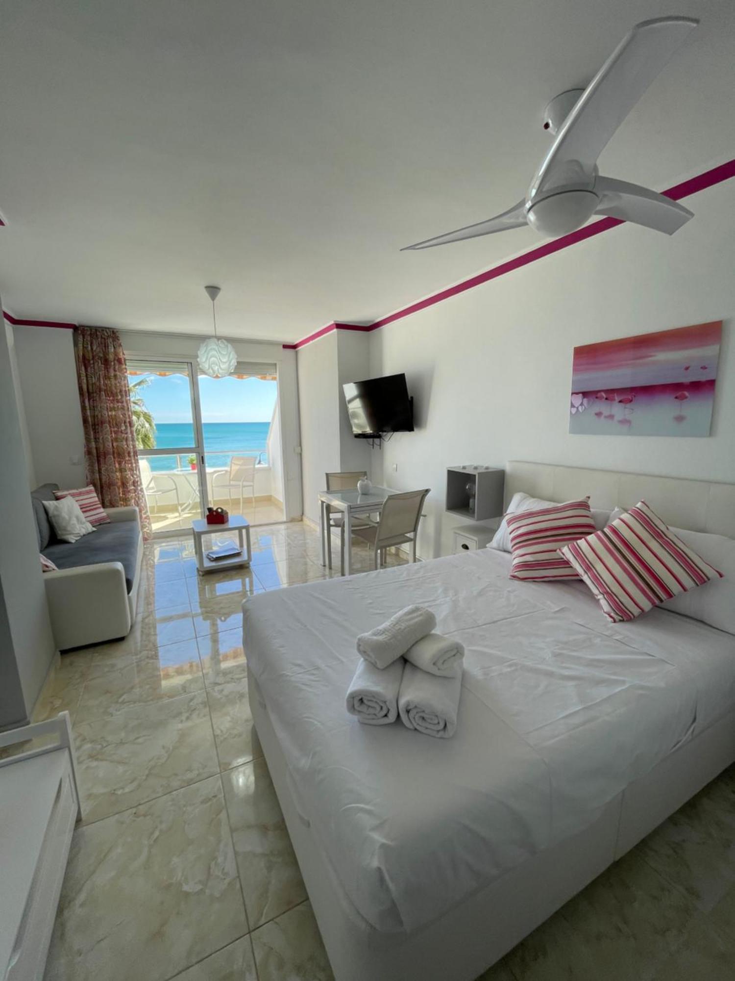 Roca Chica. Studio - First Line Beach Torremolinos Exterior photo