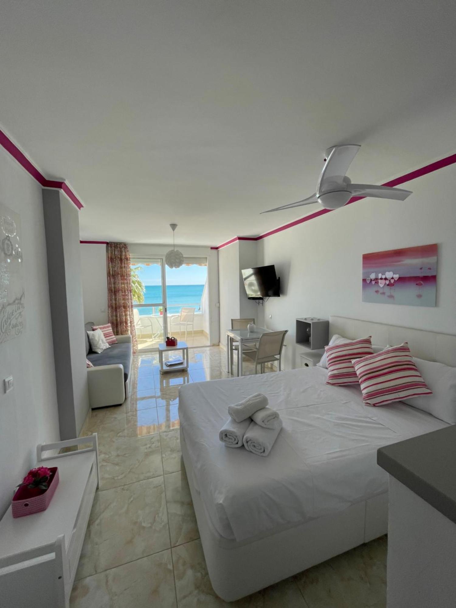 Roca Chica. Studio - First Line Beach Torremolinos Exterior photo