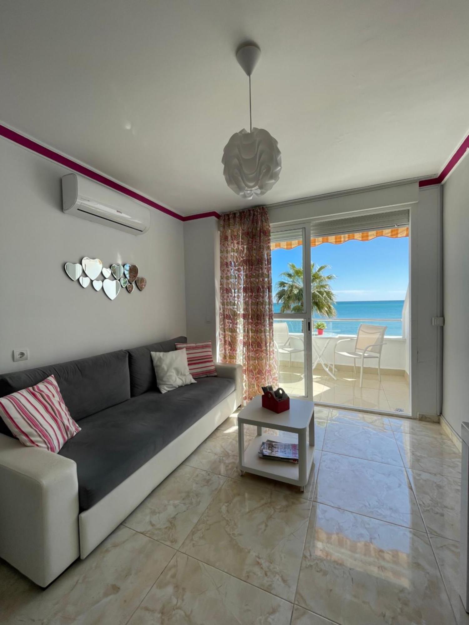 Roca Chica. Studio - First Line Beach Torremolinos Exterior photo