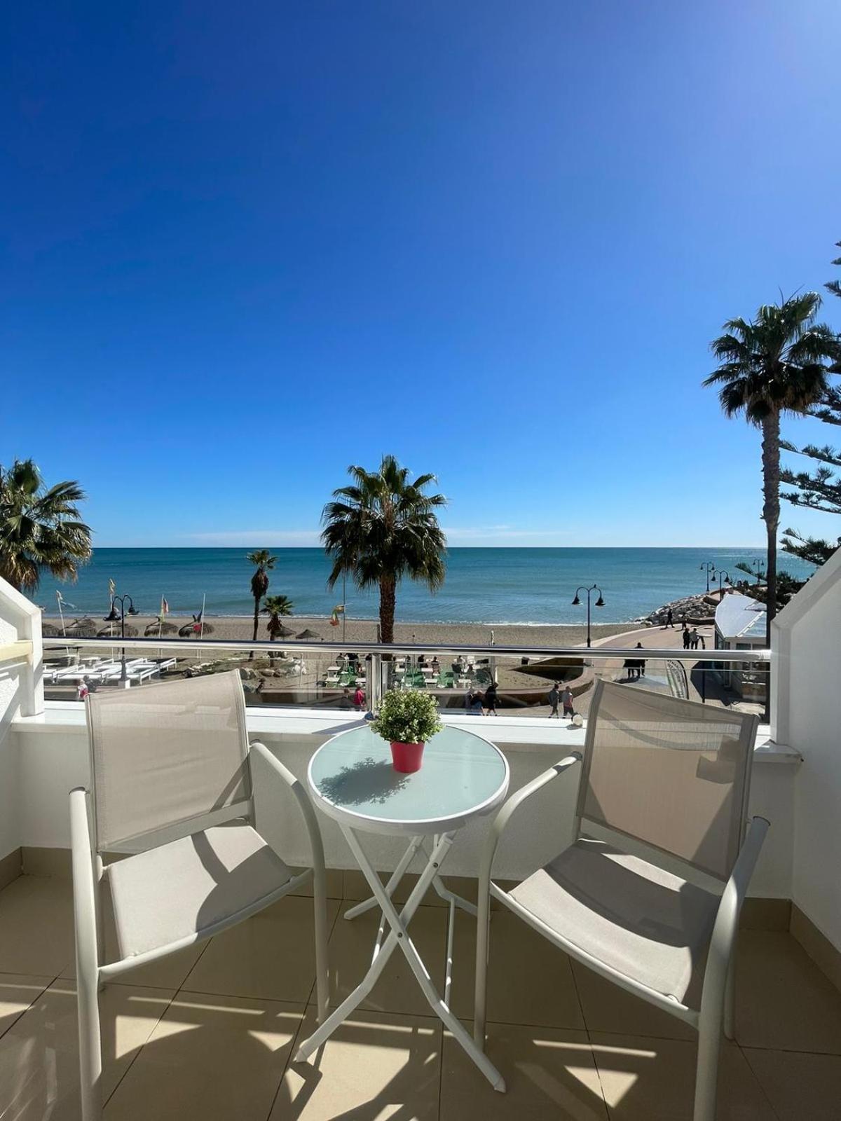 Roca Chica. Studio - First Line Beach Torremolinos Exterior photo