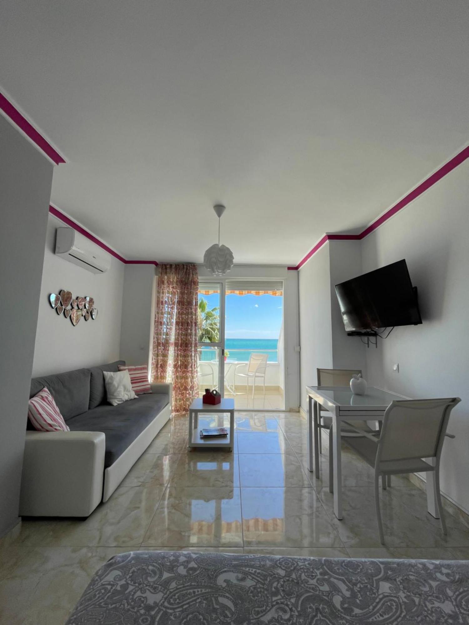 Roca Chica. Studio - First Line Beach Torremolinos Exterior photo
