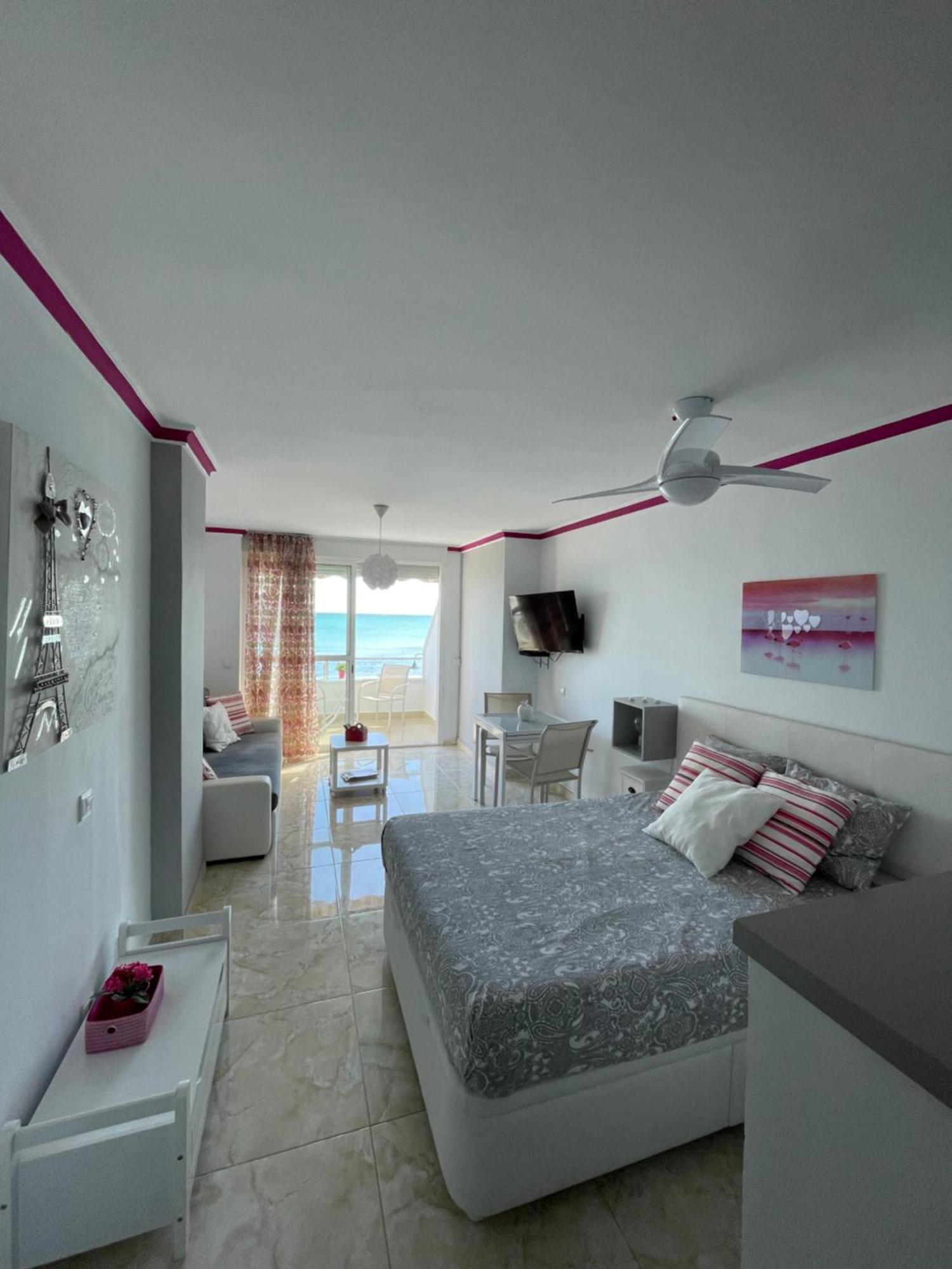 Roca Chica. Studio - First Line Beach Torremolinos Exterior photo