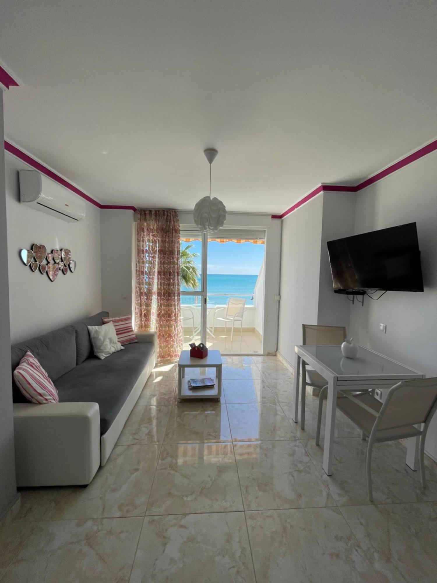 Roca Chica. Studio - First Line Beach Torremolinos Exterior photo