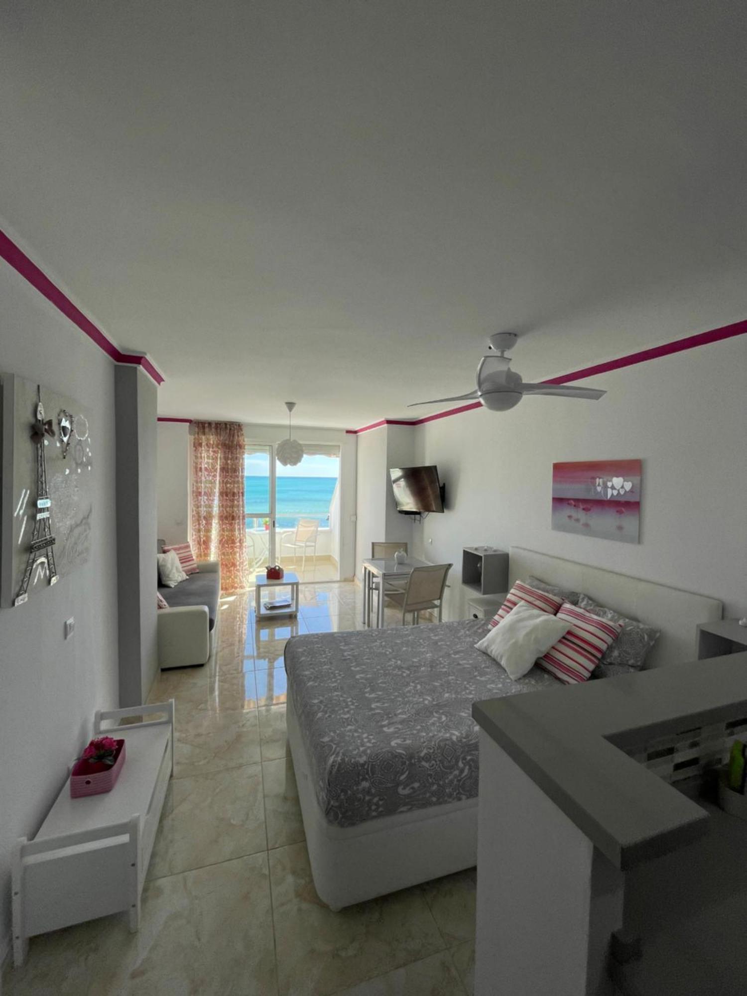 Roca Chica. Studio - First Line Beach Torremolinos Exterior photo