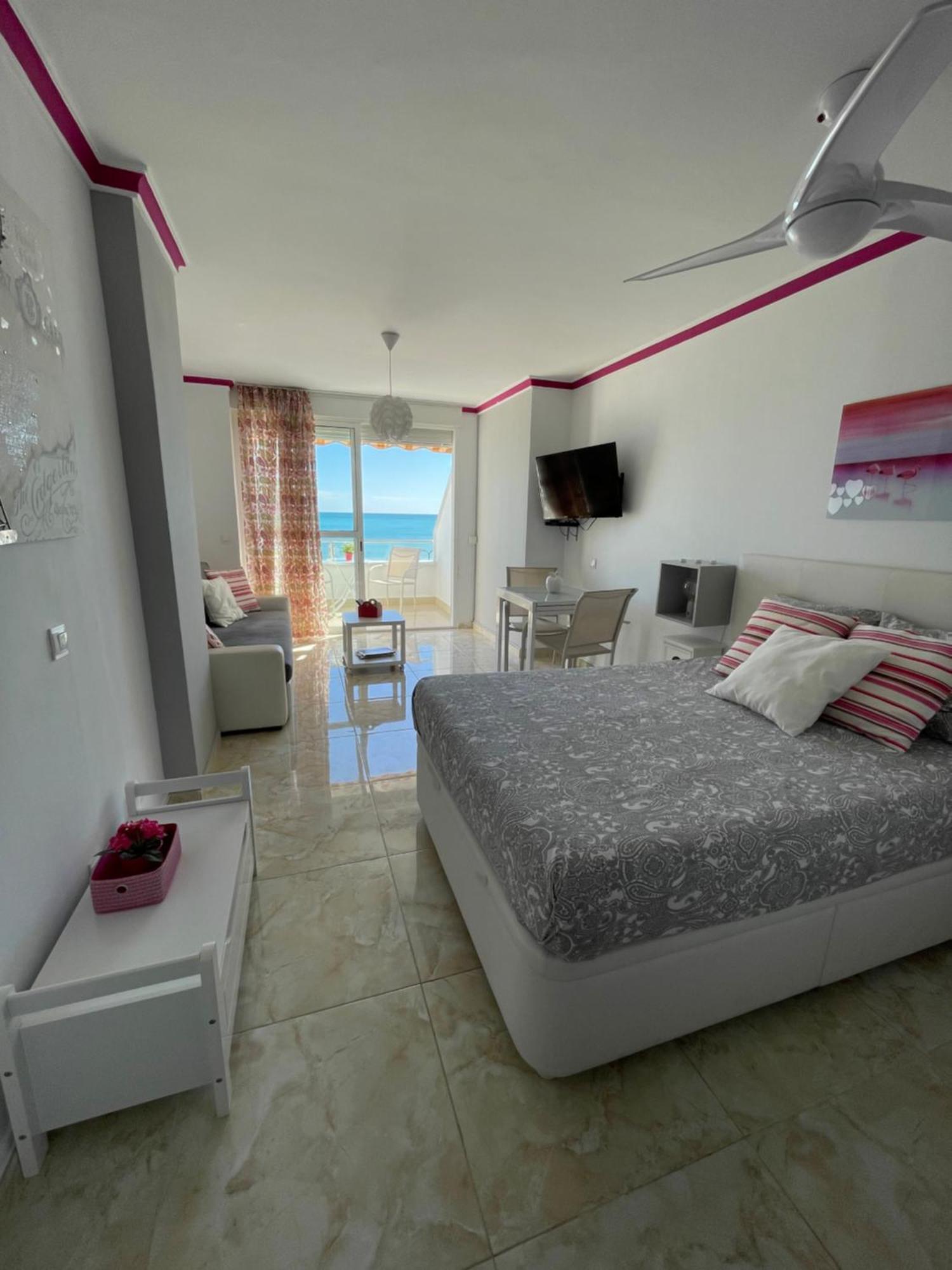 Roca Chica. Studio - First Line Beach Torremolinos Exterior photo