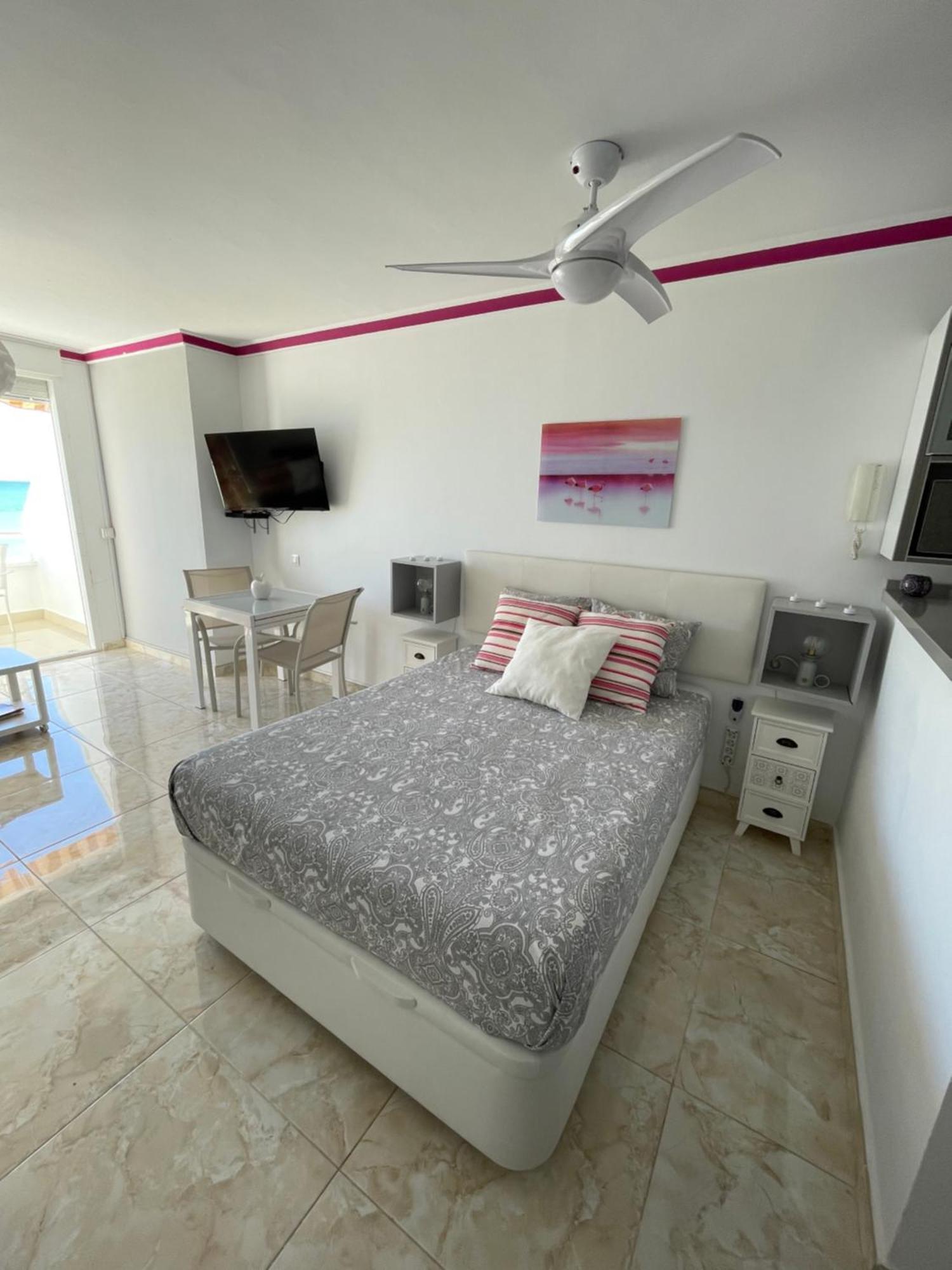 Roca Chica. Studio - First Line Beach Torremolinos Exterior photo