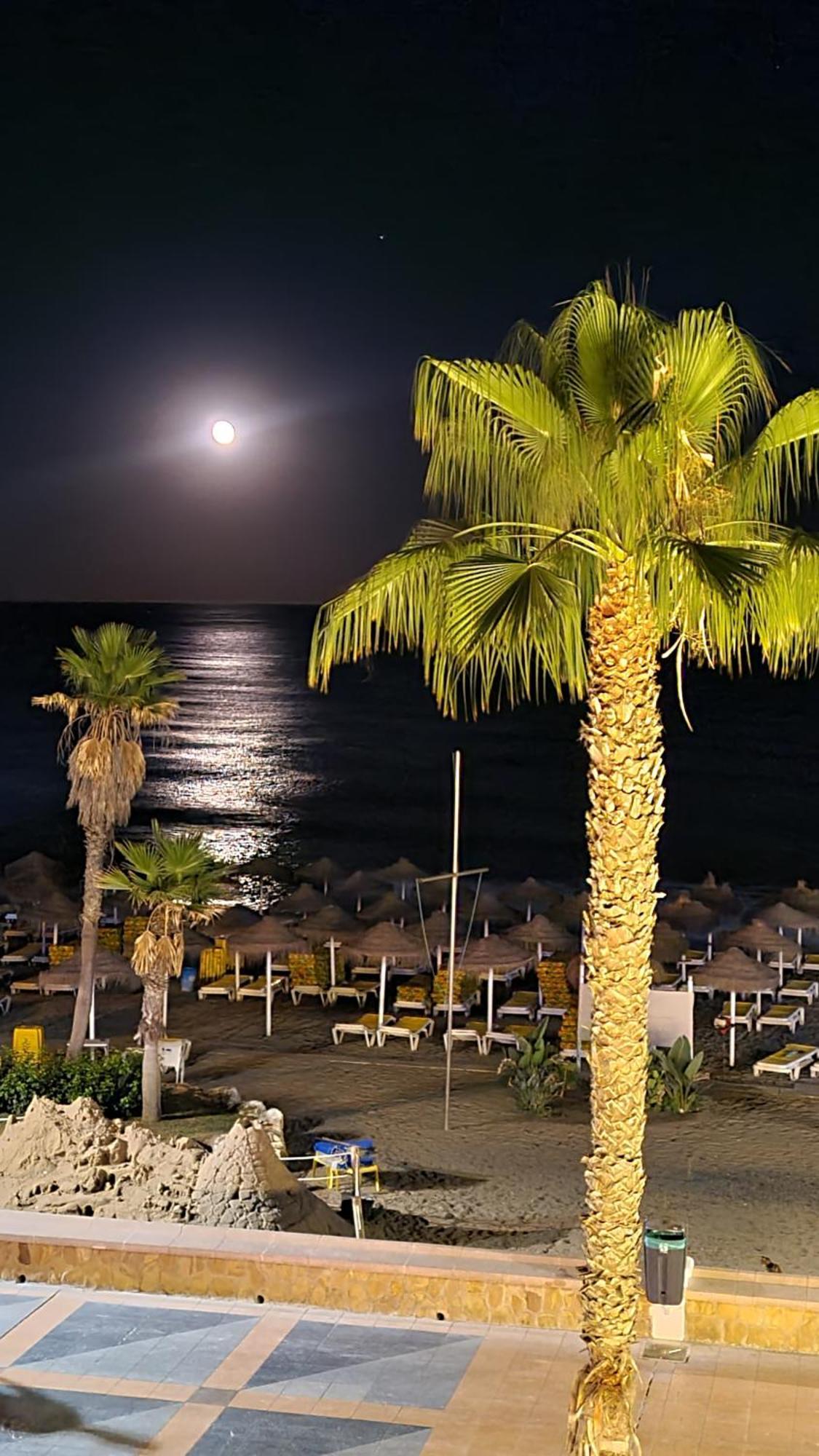 Roca Chica. Studio - First Line Beach Torremolinos Exterior photo